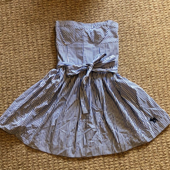 Abercrombie & Fitch Dresses & Skirts - Abercrombie & Fitch blue & white seer sucker dress